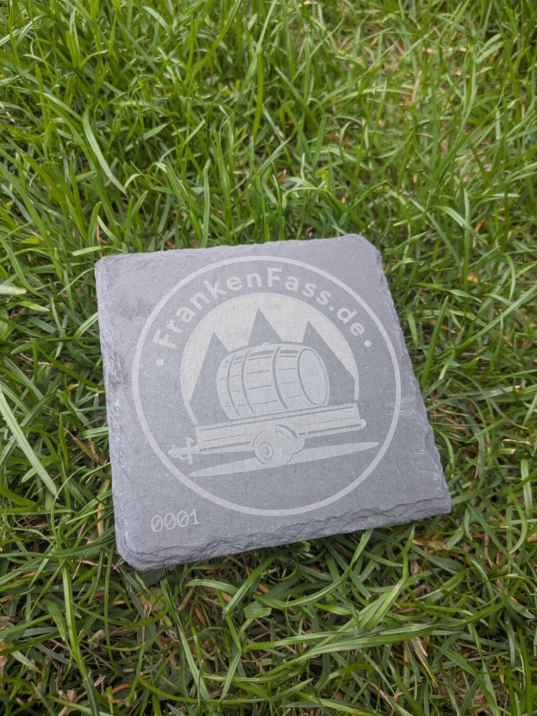 Geschenkgutschein der FrankenFass Fasssauna als lasergravierter Steinbierdeckel
