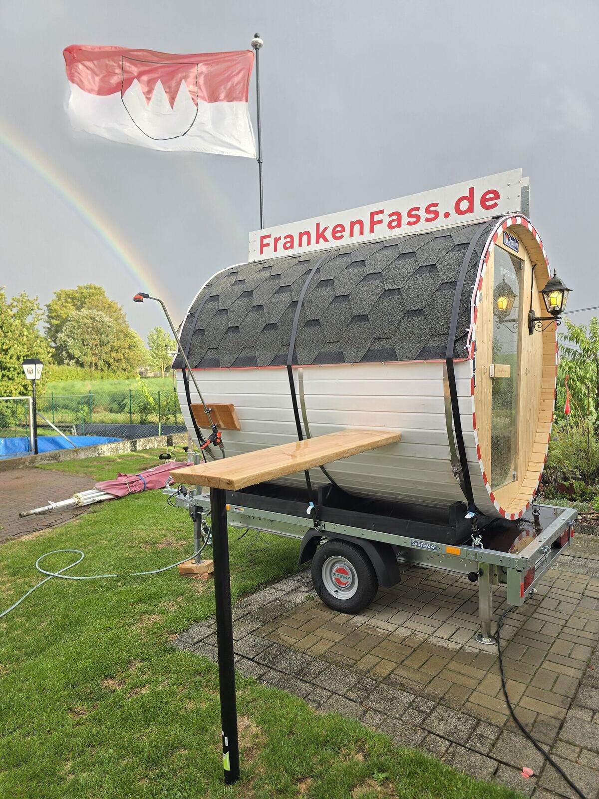 Mobile FrankenFass Fasssauna mit Regenbogen im Hintergrund