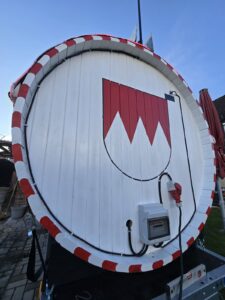 Detailansicht des Frankenrechen-Wappens auf der Fasssauna
