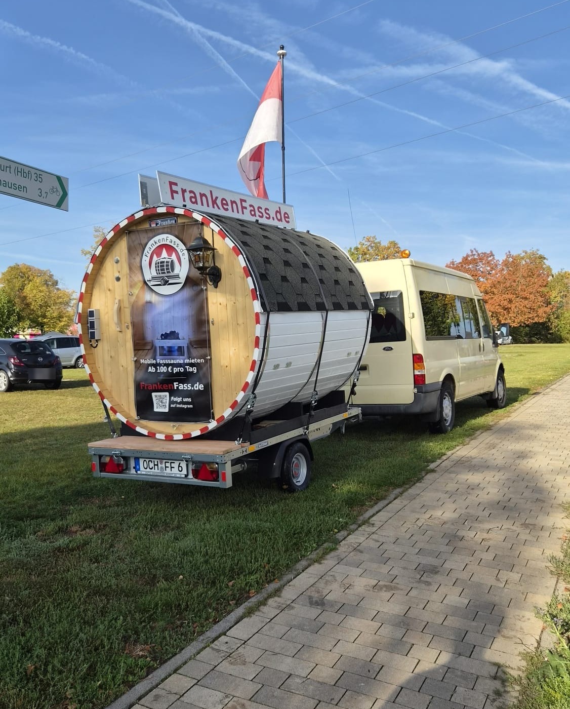 Mobile FrankenFass Fasssauna auf Anhänger mit Zugfahrzeug an einem sonnigen Herbsttag